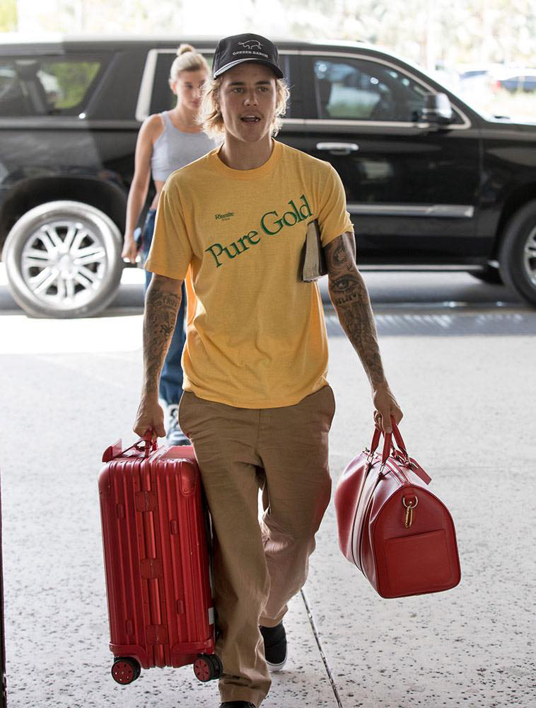 as-a-pop-prince-justin-bieber-to-carry-his-wifes-belongings-2