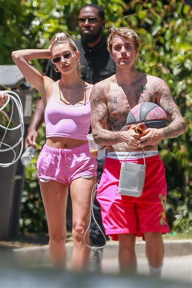 as-a-pop-prince-justin-bieber-to-carry-his-wifes-belongings-5