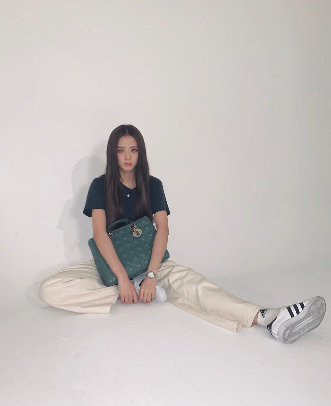 blackpink-jisoo-shows-off-chic-poses-with-luxury-bag-2