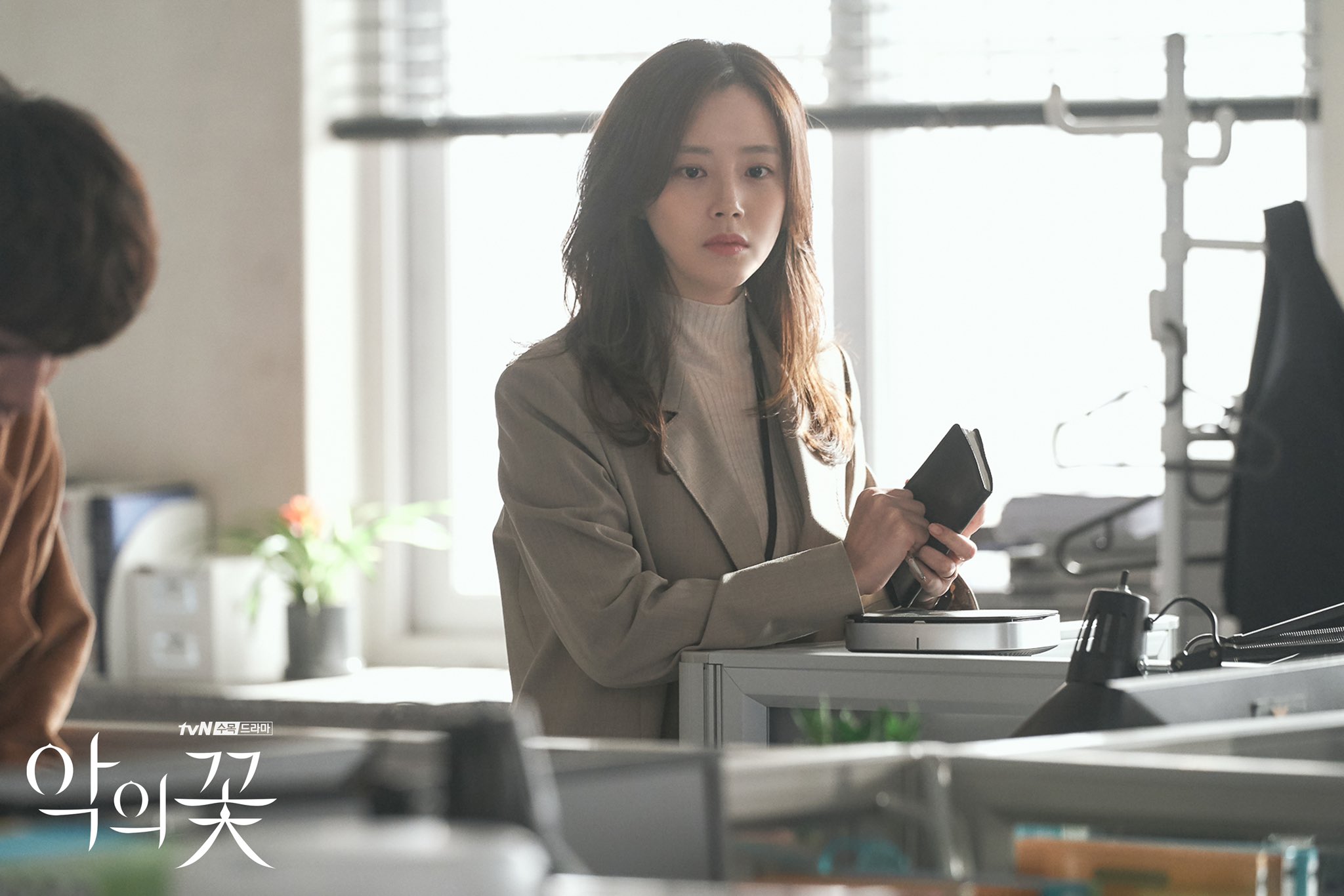 flower-of-evil-images-moon-chae-won-mother-detective-3