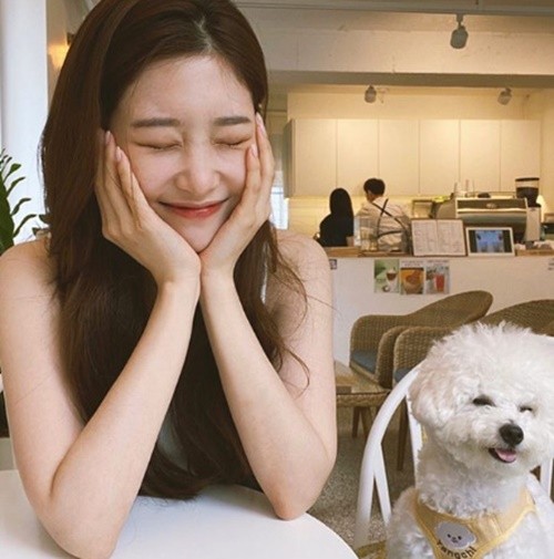 jung-chae-yeon-beautiful-smile-coffee-shop-pet-1