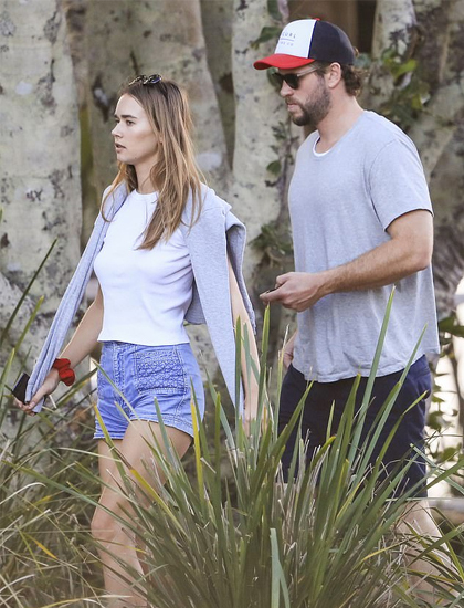 liam-hemsworth-takes-his-girlfriend-to-meet-his-family-1