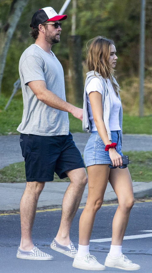 liam-hemsworth-takes-his-girlfriend-to-meet-his-family-2