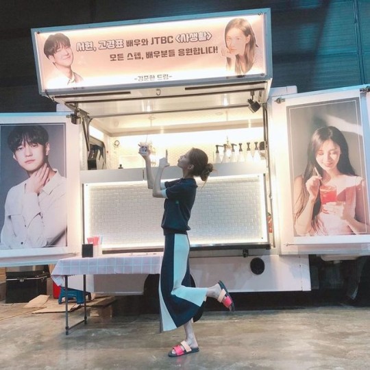 seohyun-go-kyung-pyo-photo-thank-kim-joon-han-supporting-coffee-truck-3