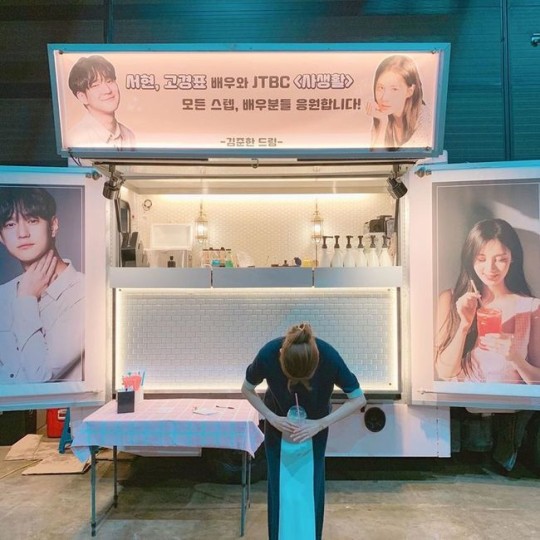 seohyun-go-kyung-pyo-photo-thank-kim-joon-han-supporting-coffee-truck-5