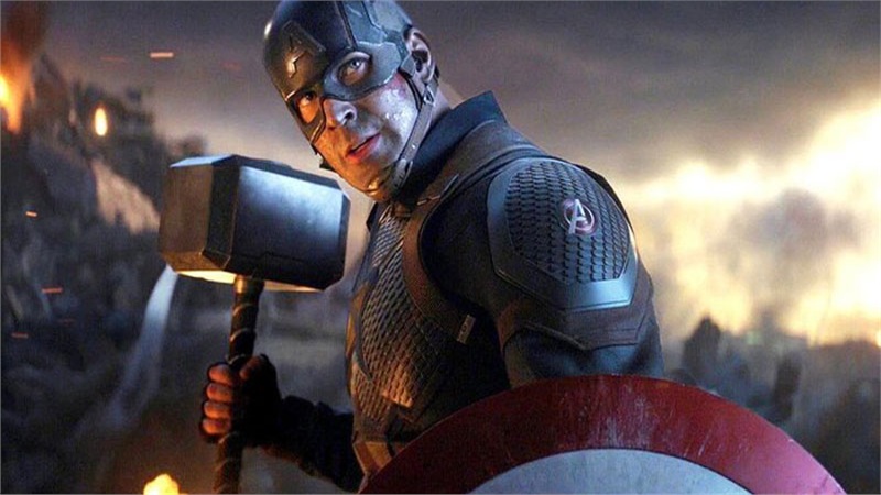 the-boy-who-risked-his-life-to-save-his-sister-was-given-a-real-shield-by-captain-america-chris-evans-2