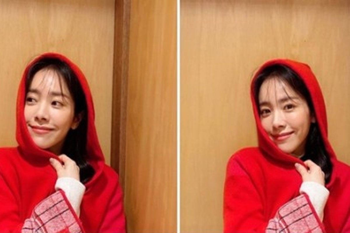 Han Jimin shows off her pure beauty when wearing red hoodie