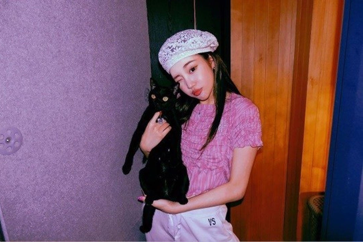 JooE and her cute cat show lovely collaboration in new post