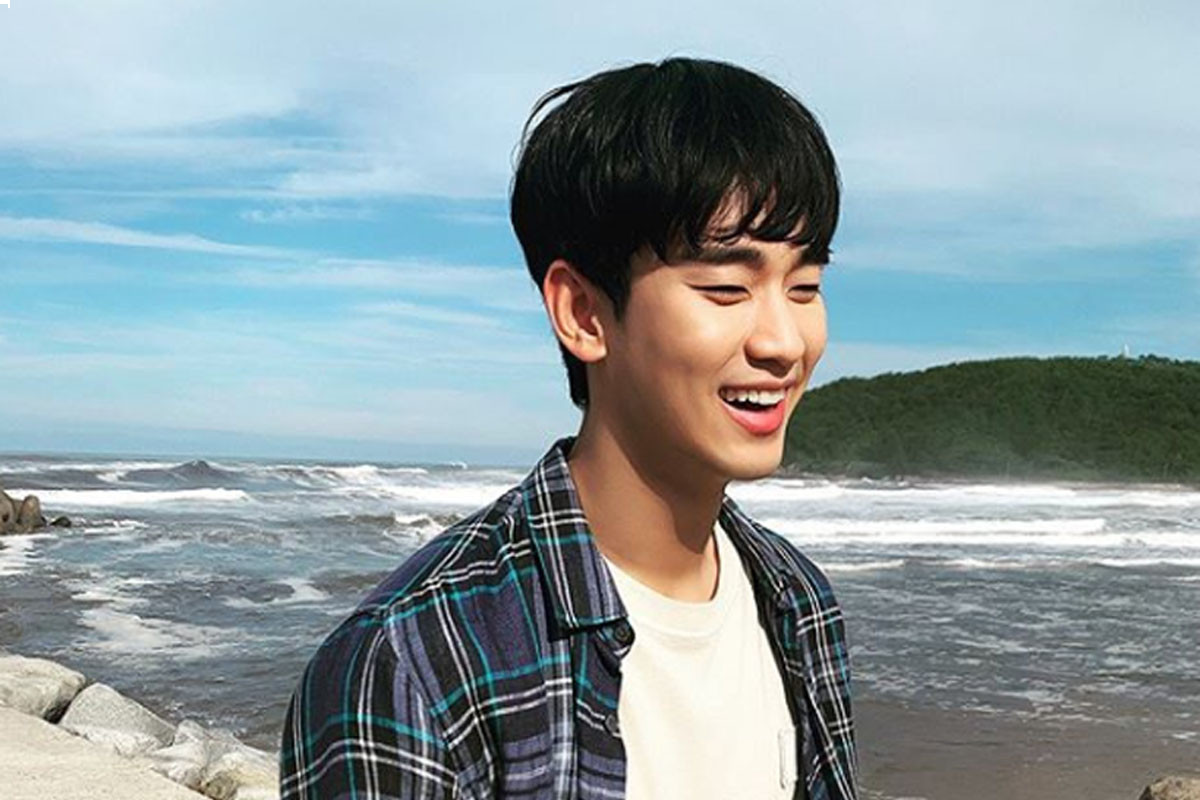 Kim Soo Hyun shows off perfect body and fresh smile at filming