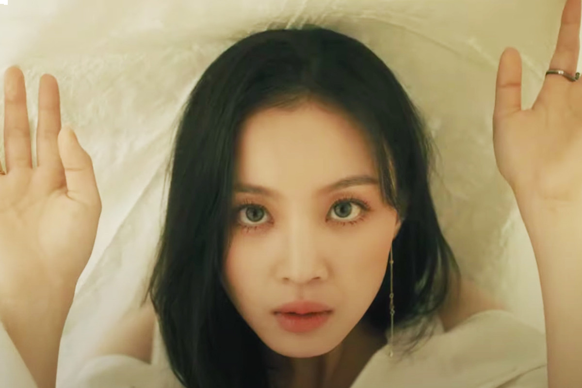 Lee Hi comebacks with 'HOLO' official music video