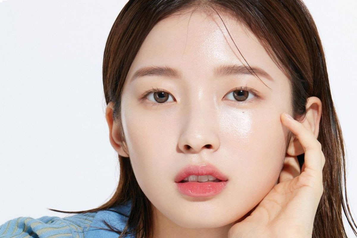 Oh My Girl's Arin shows beautiful skin in pictorial of  'Clarins' skincare products for 'Dazed'