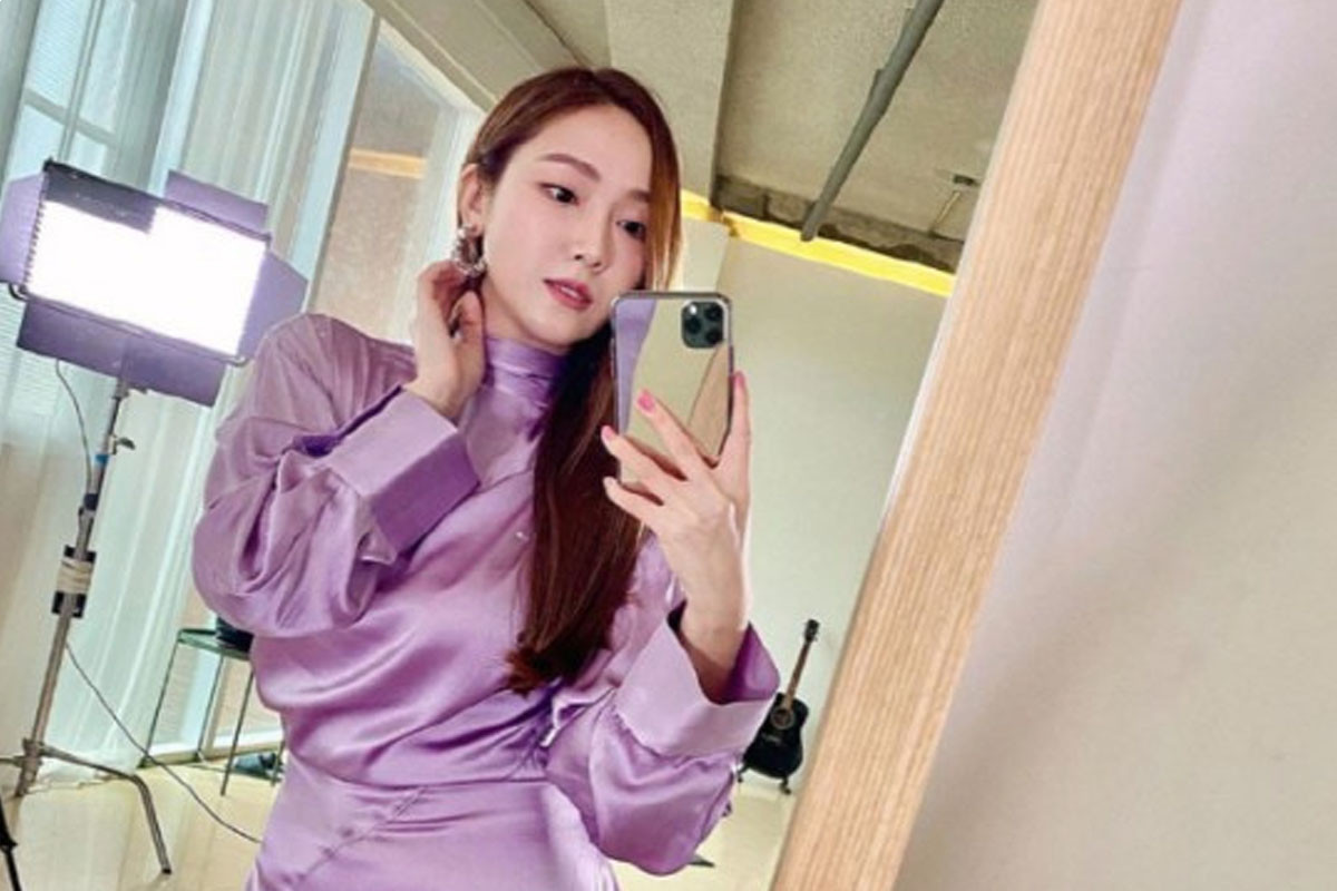 Purple goddess Jessica shows off her true beauty and long legs