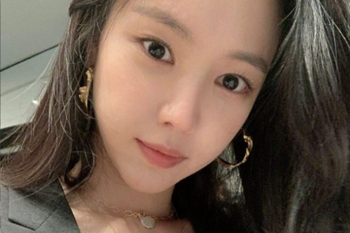Son Naeun shows off her beautiful skin in new selfie