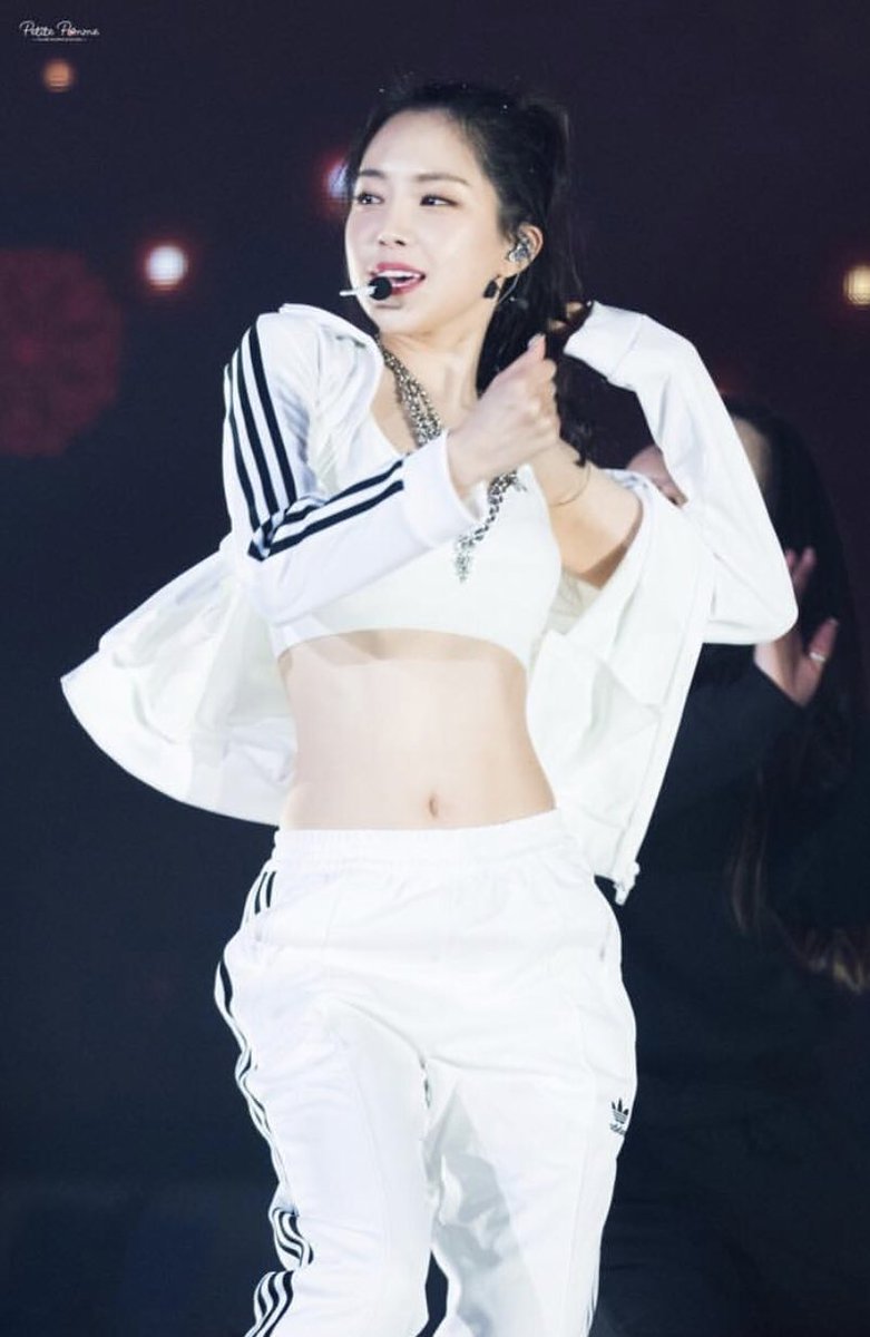 top-3-female-k-pop-idols-with-incredible-ant-waist-3