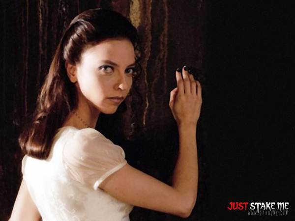 top-8-female-vampires-that-appeared-earliest-on-the-screen-7