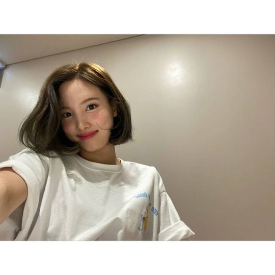 twice-nayeon-beauty-pictures-short-hair-1