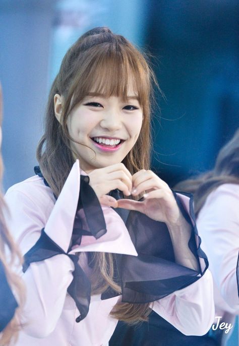 13-k-pop-idols-with-the-cutest-smiles-to-brighten-your-day-03