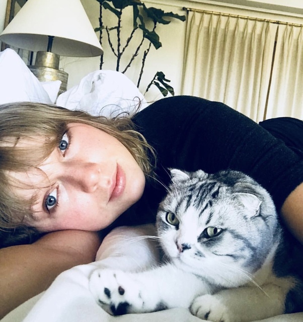 6-celebrities-and-pets-posed-adorably-together-in-selfies-4