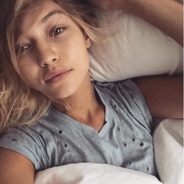9-female-artists-with-most-stunning-bare-face-in-their-selfies-3