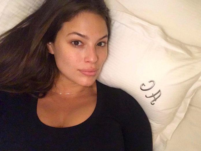 9-female-artists-with-most-stunning-bare-face-in-their-selfies-4