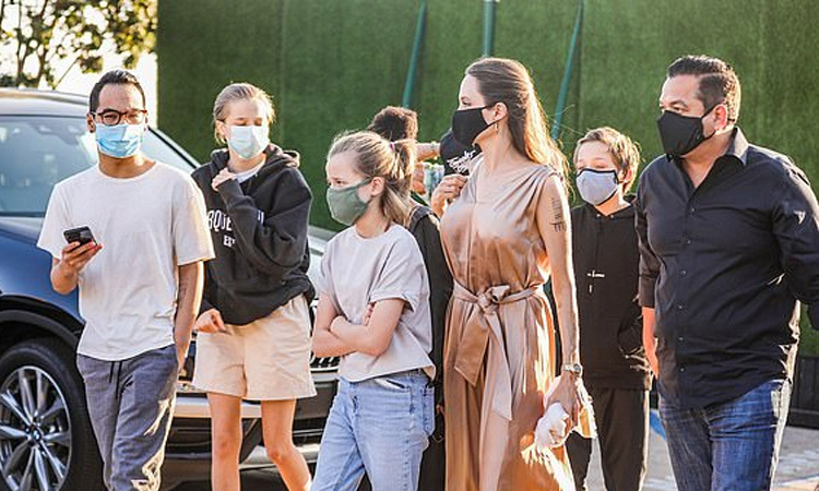 Angelina-Jolie-and-her-6-children-out-for-family-lunch-date-1