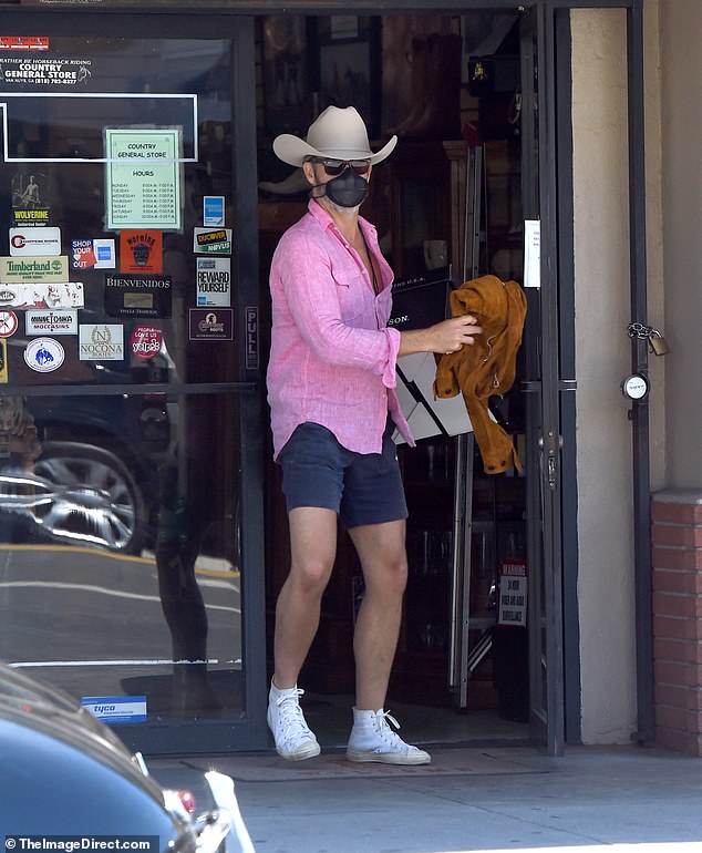 Chris-Pine-rocked-country-style-with-cowboy-hat-and-pink-shirt-4
