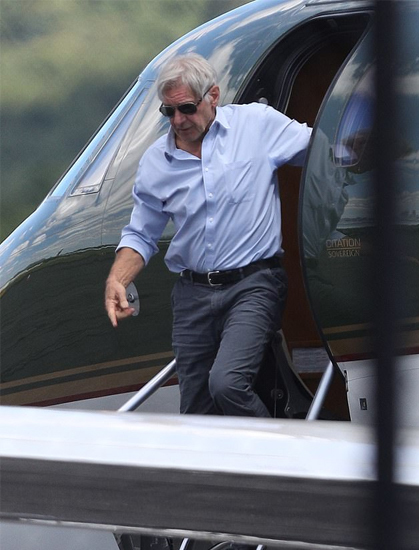 Harrison-Ford-uses-personal-plane-to-take-his-children-to-school-2