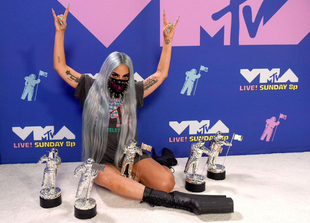 Lady-Gaga-wearing-mask-onstage-winning-5-awards-at-2020-VMA-1