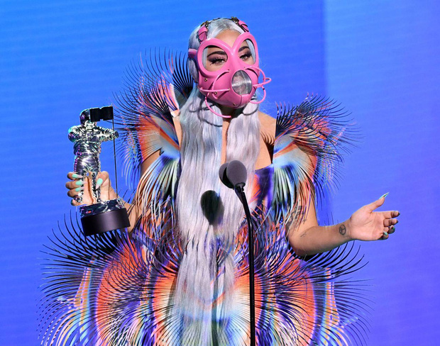 Lady-Gaga-wearing-mask-onstage-winning-5-awards-at-2020-VMA-3