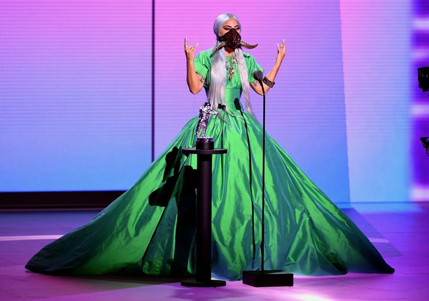 Lady-Gaga-wearing-mask-onstage-winning-5-awards-at-2020-VMA-4