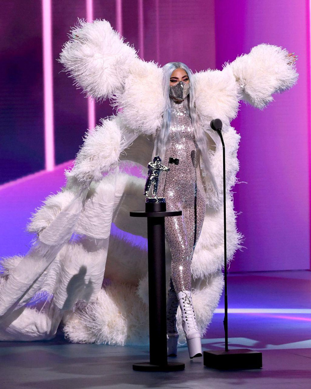 Lady-Gaga-wearing-mask-onstage-winning-5-awards-at-2020-VMA-5