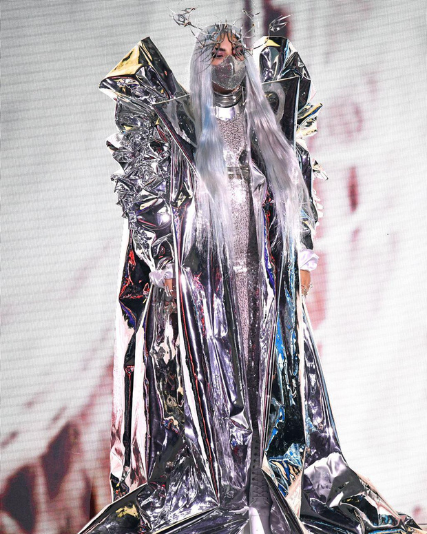 Lady-Gaga-wearing-mask-onstage-winning-5-awards-at-2020-VMA-6