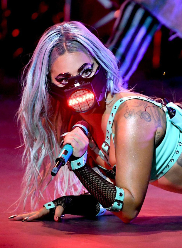Lady-Gaga-wearing-mask-onstage-winning-5-awards-at-2020-VMA-7