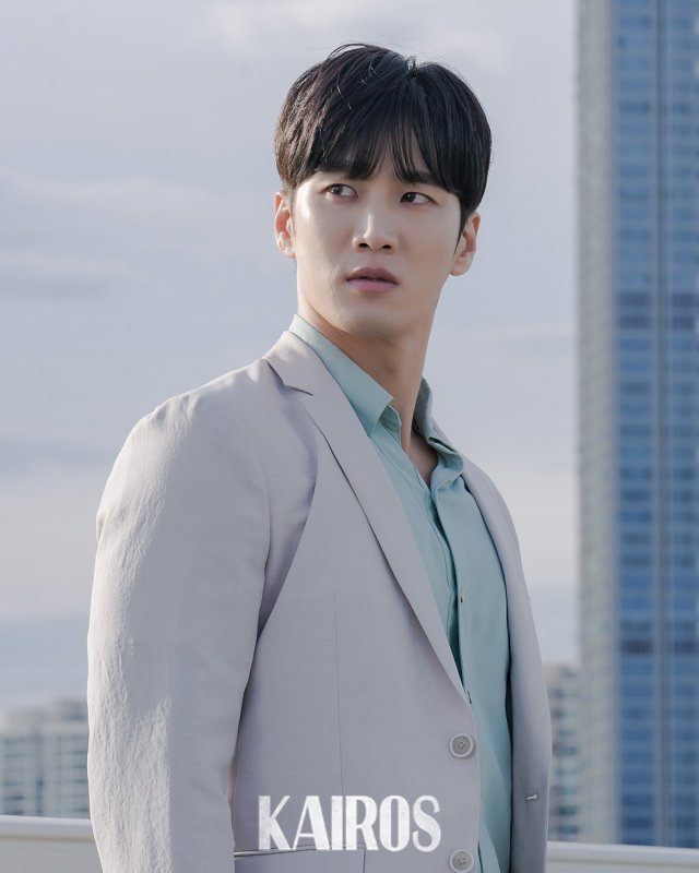 ahn-bo-hyun-elite-businessman-2