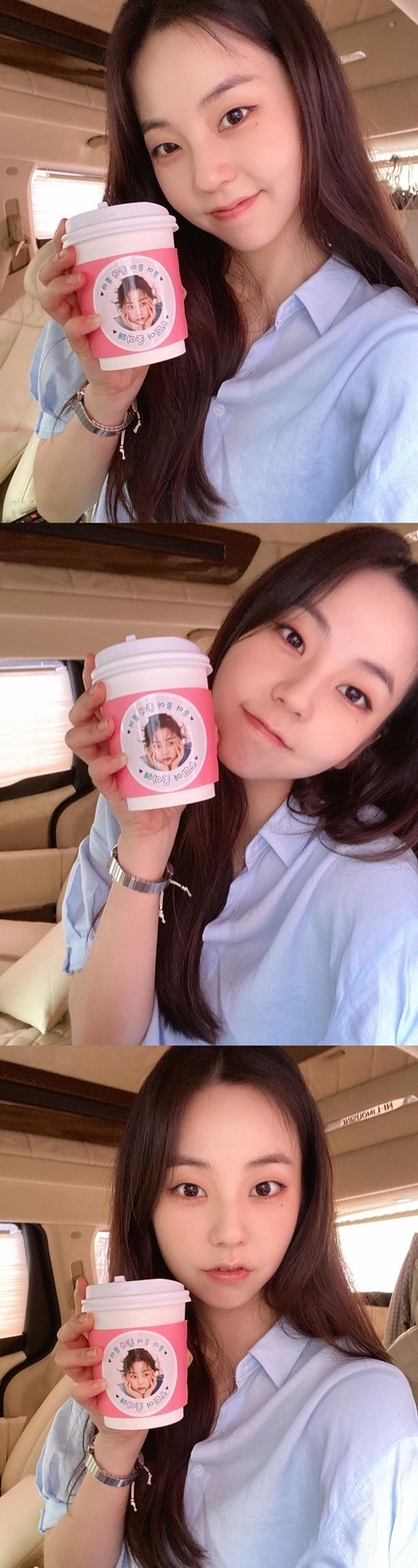 ahn-so-hee-selfie-thank-to-fans-supporting-coffee-truck-1