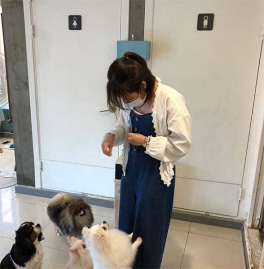 choi-yoojung-weki-meki-daily-life-cute-pet-dogs-3