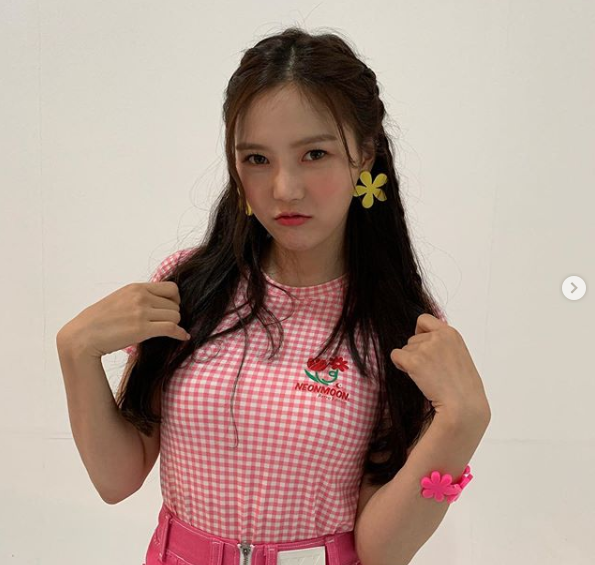 hyojung-oh-my-girl-shares-lovely-images-summer-anniversary-trip-last-year-1