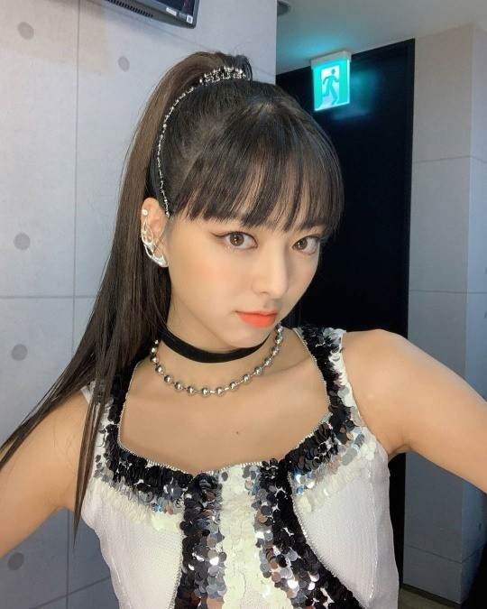 itzy-yuna-surprises-fans-with-small-face-that-makes-her-gorgeous-visual-1