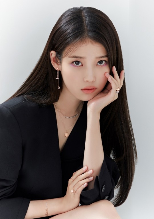 iu-unique-chic-beauty-as-master-of-pictorial-1
