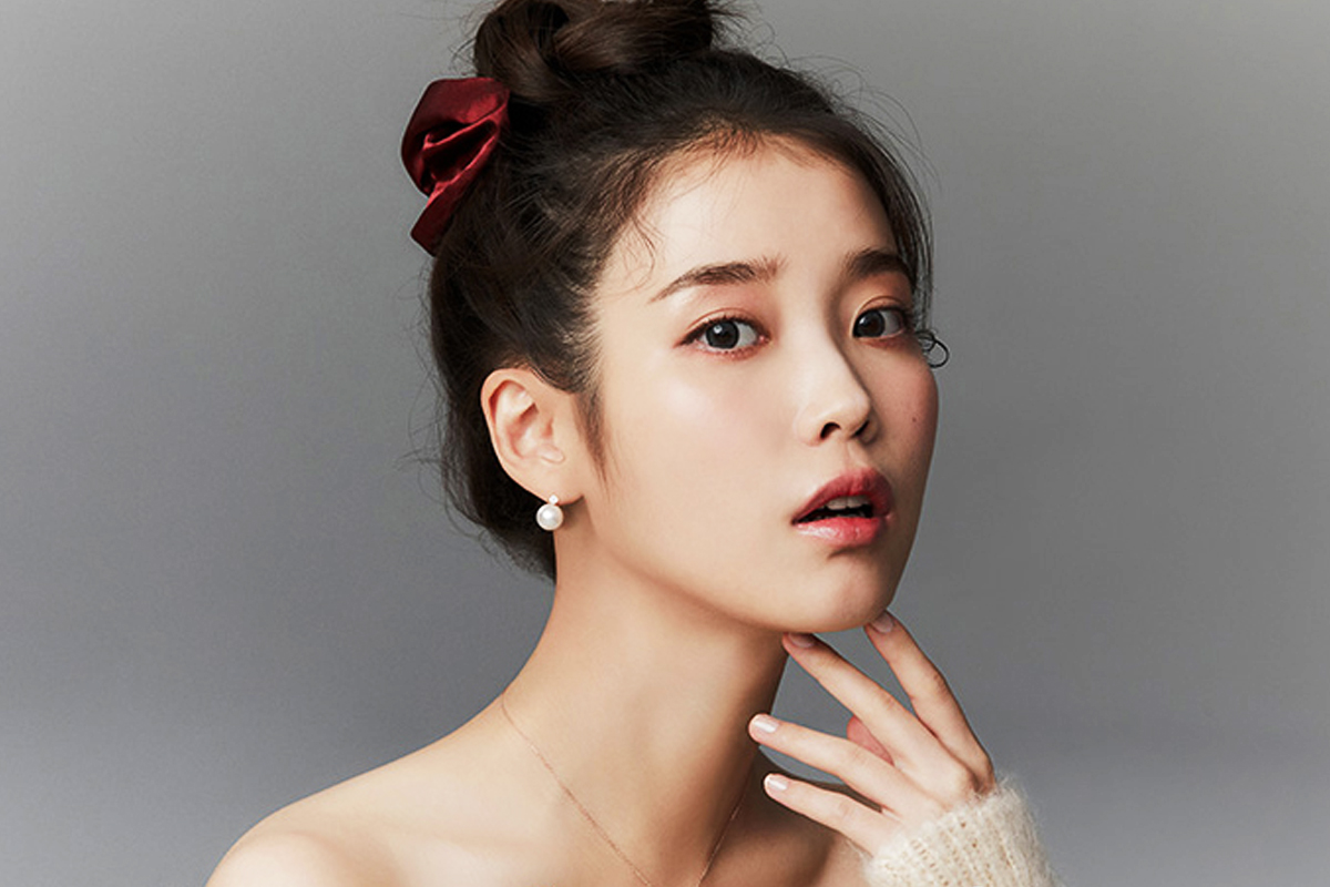 IU shows off unique chic beauty as master of pictorial