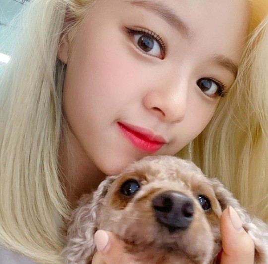 jeongyeon-twice-looks-like-doll-taking-selfie-1