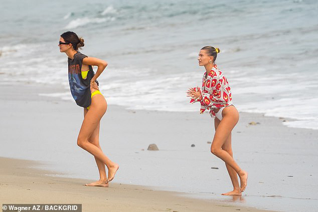  kendall-jenner-and-hailey-bieber-to-pose-by-the-beach-1