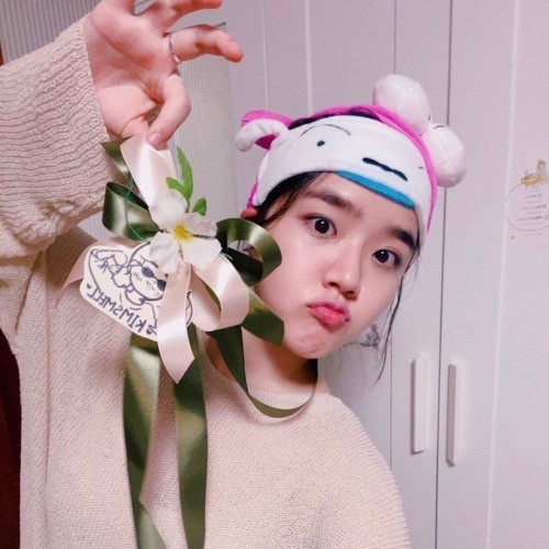 kim-hyang-gi-does-aegyo-to-thanks-fans-for-wish-of-her-birthday-1