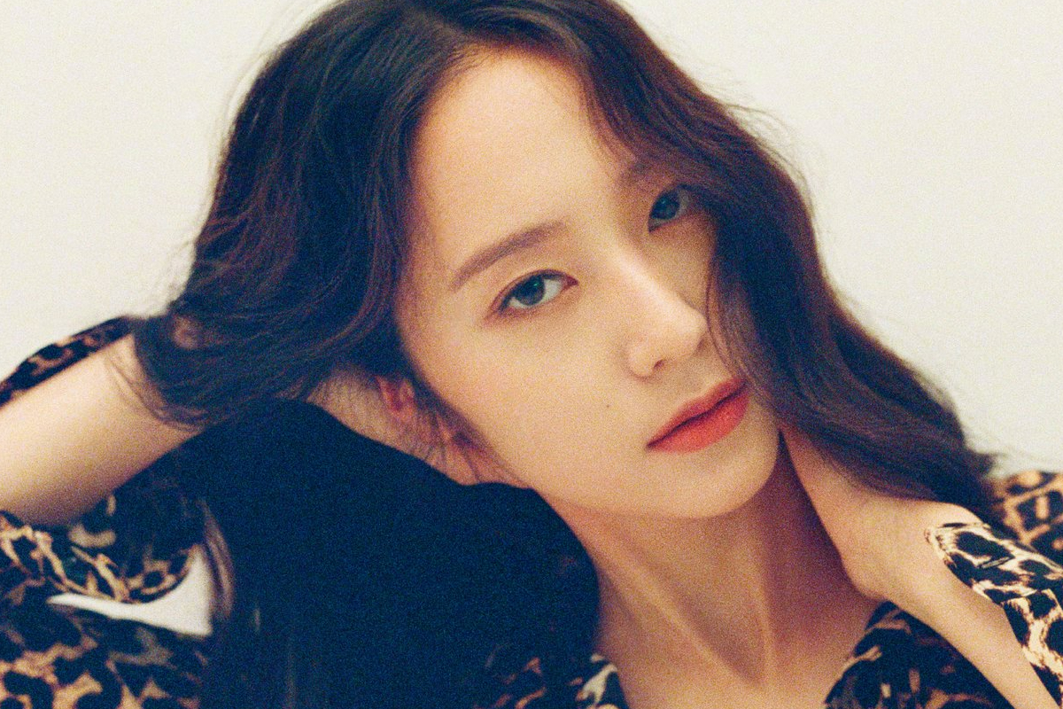 Krystal shows off her sexy beauty through new photo