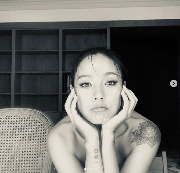 lindag-lee-hyori-shows-her-unique-selfies-before-recording-1