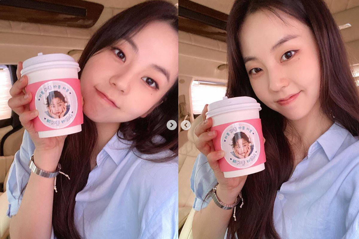 Ahn So Hee Takes Selfie Thank To Fans For Supporting Coffee Truck