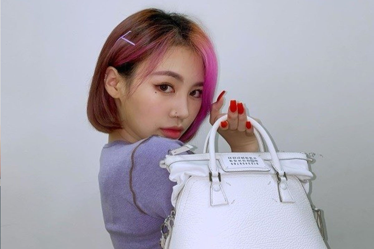 Jamie shows off brilliant hairstyle and her white bag