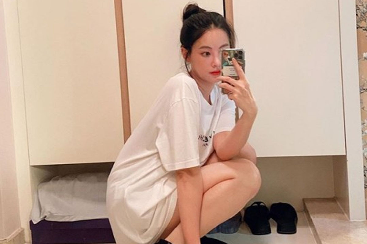 Oh Yeon Seo wears white T-shirt showing her unique goddess beauty