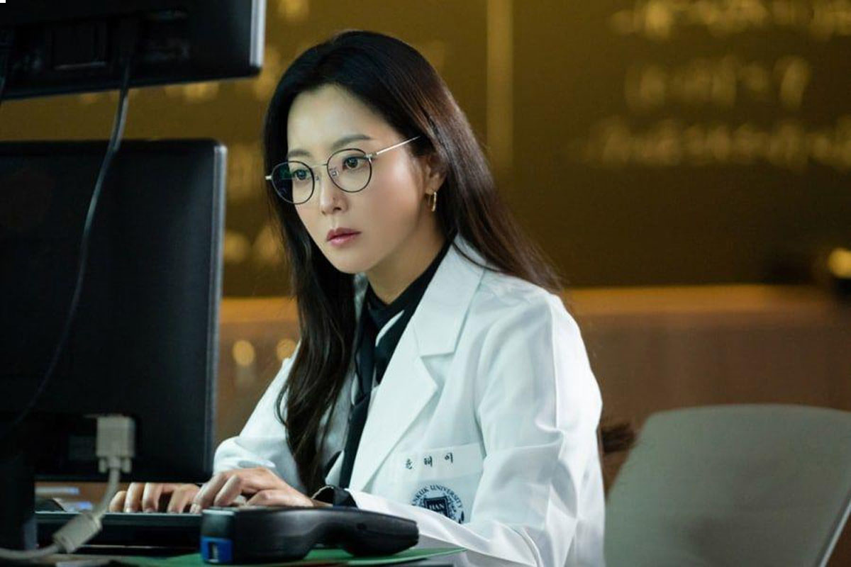 Upcoming Drama “Alice” Shares First Stills Of Kim Hee Sun As Intelligent Scientist