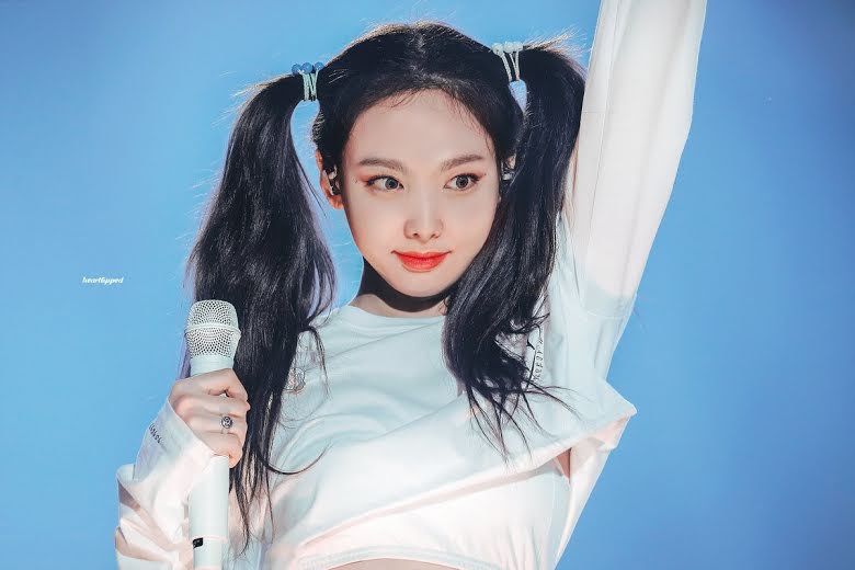 7-female-k-pop-idols-rocking-the-high-pigtail-look-that-seems-impossible-for-normal-people-to-pull-off-11